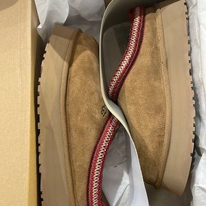 UGG Tazz Slippers Chestnut - size 10M